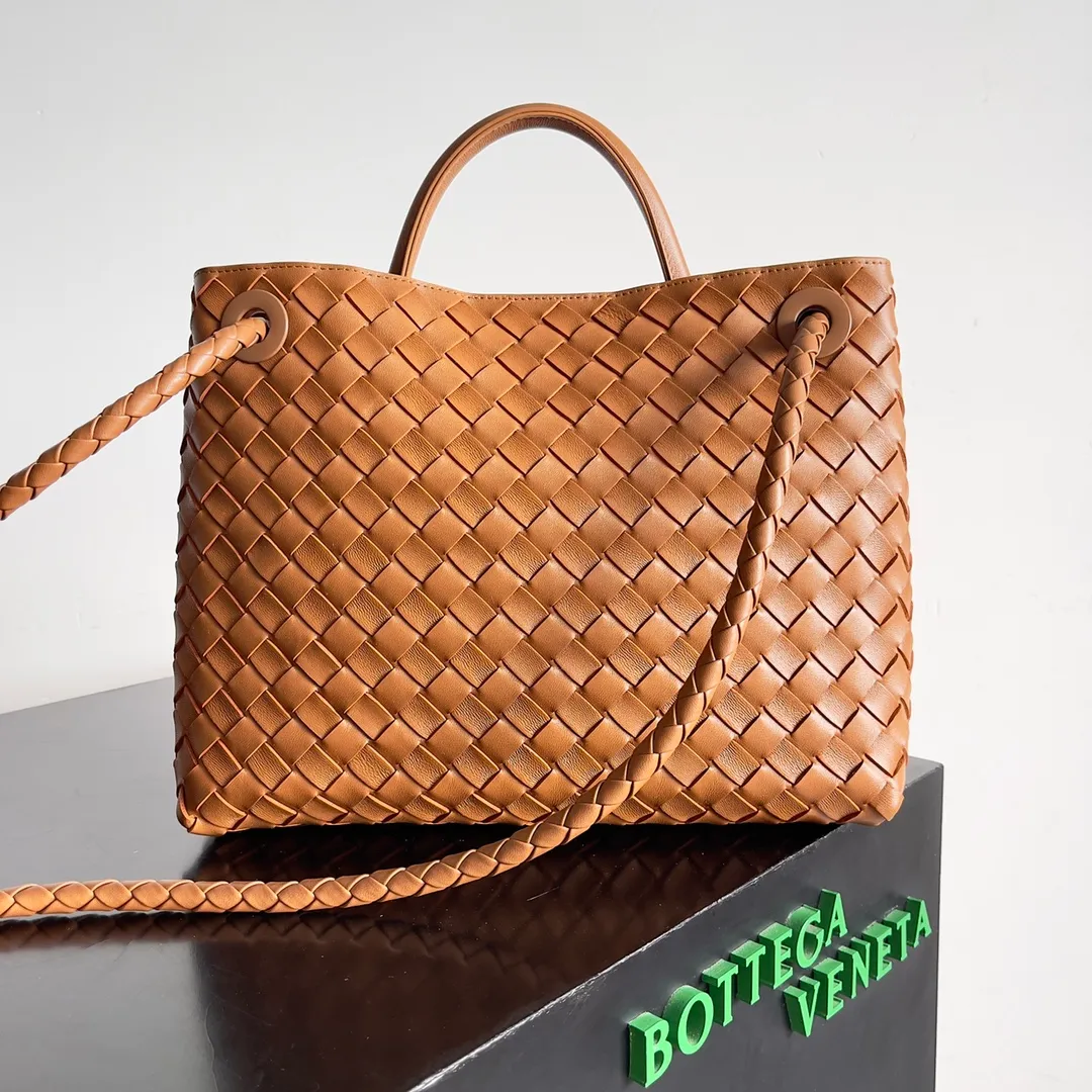 The 2023 new Andiamo batch of 2260 BV has been shipped‼ ️Really popular🔥The new Andiamo woven handbag launched by Bottega Veneta this season is really popular all over the world! ! Celebrities at home and abroad have worn it, and Oscar-winning actress Michelle Yeoh has taken it out on the street. Song Jia, Trai Yara, Yu Feihong, Sanji Ayaka, Rosie Hunting-Whiteley, Yoshioka Riho, etc. have all picked up this bag. It is classic and versatile, showing off its temperament, and the bag capacity is also large, which is very convenient for daily commuting! ! A variety of carrying methods, the shoulder straps can be adjusted by yourself, the original lambskin feels soft and delicate, and the unisex style breaks the gender boundaries and brings a more practical and long-lasting use experience. Andiamo, which has both elegant and casual styles, perfectly interprets the true appearance of "fashionable old money style". Style number: 743572 Size: 32*24*12